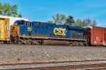 CSX 864 on M-403